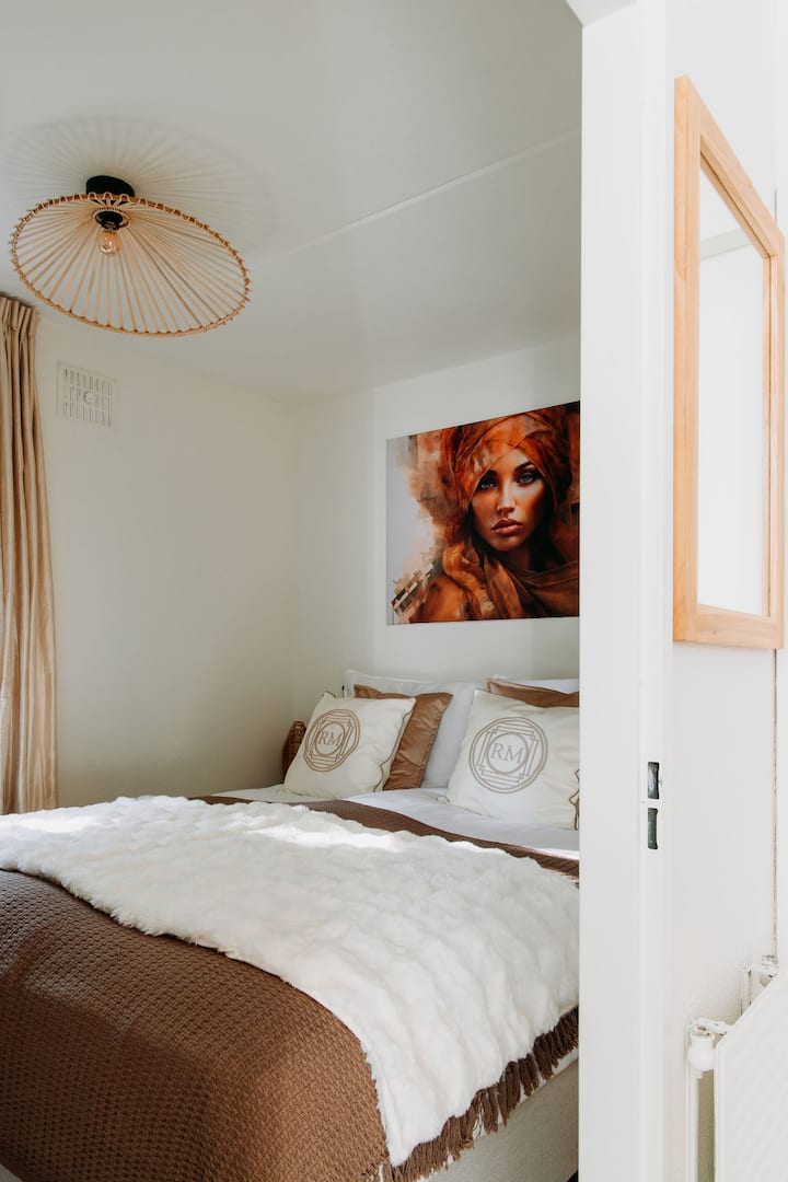 חדר השינה הנוח הזה עם קפיץ כפול של 160/200 הוא המקום המושלם להירגע.