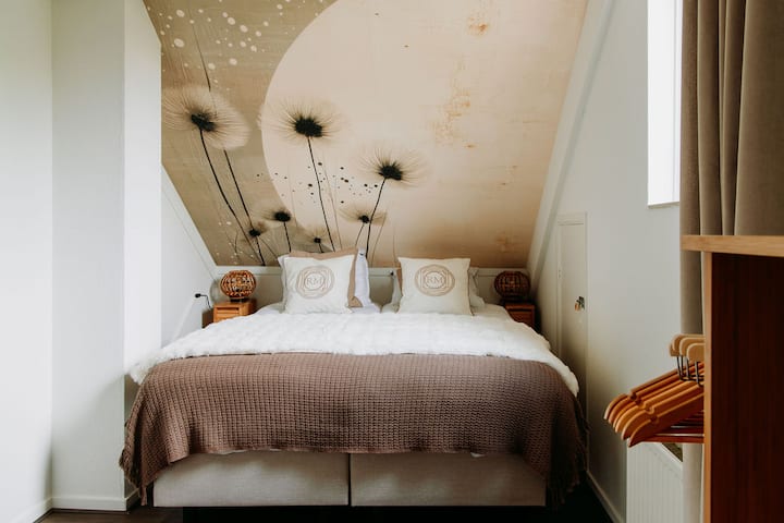 בחדר השינה מאחור בקומה הראשונה,  יש שתי קופסאות יחיד נוחות באביב 80/200 בשילוב עם שתי מנורות לילה נעימות לאווירה חמימה ונעימה.