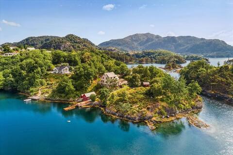 House with large and stunning garden by the sea