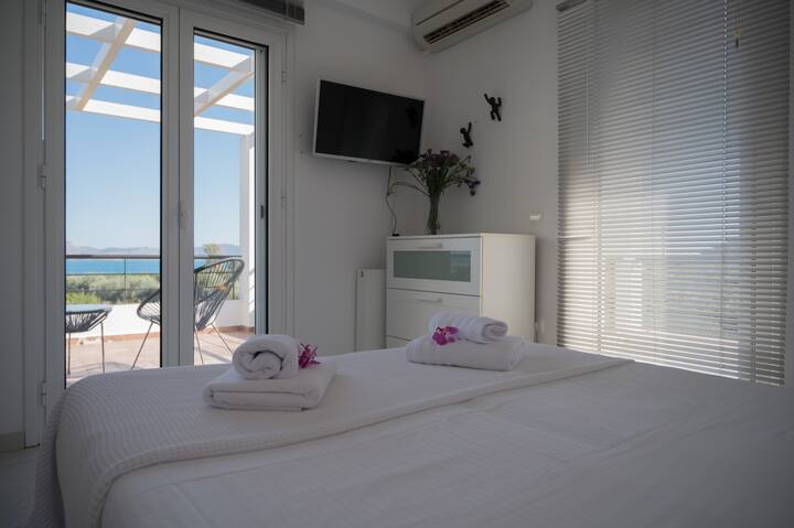 Este dormitorio está en el primer piso de la villa. En la misma planta se encuentra el baño 1 y una habitación aún más pequeña que tiene un sofá cama.
