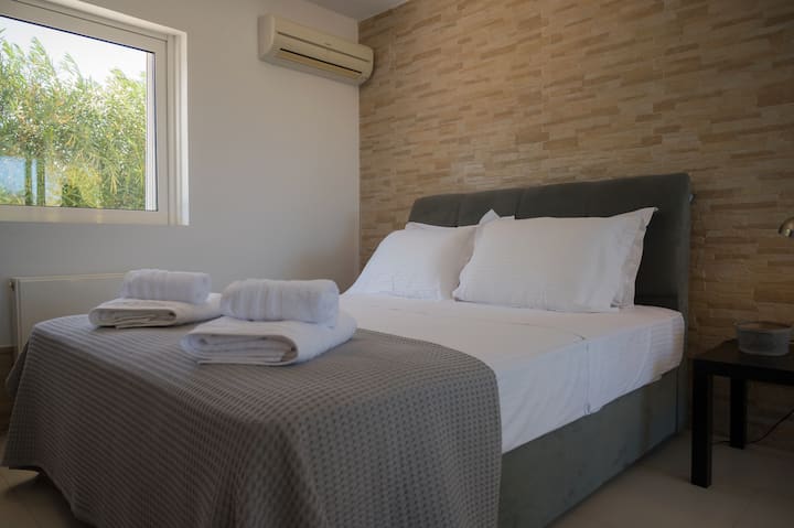 El dormitorio 2 está ubicado en la planta baja de la villa y tiene acceso directo al jardín, la piscina y el jacuzzi.