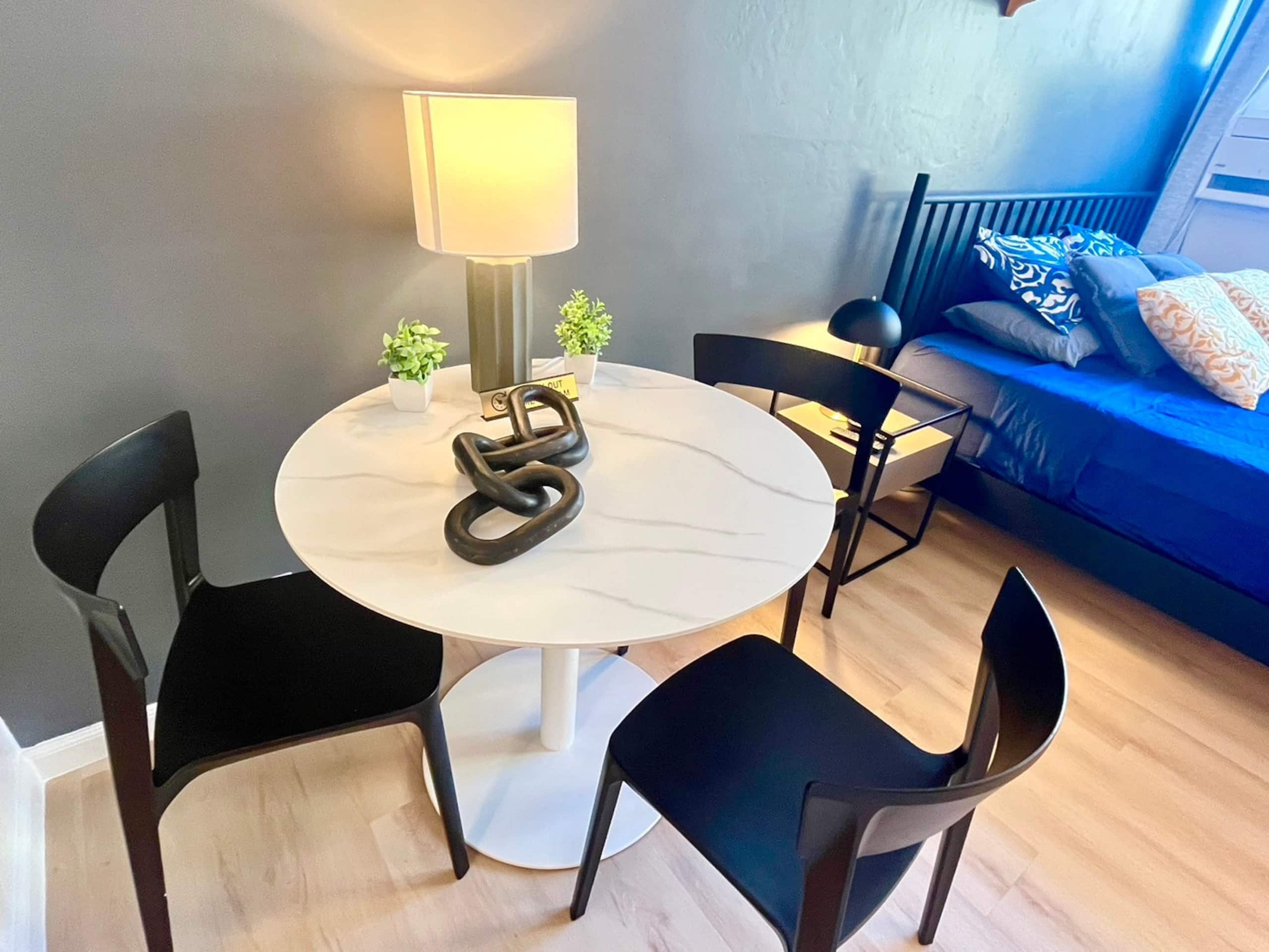Condo in Honolulu · ★4.7 · Studio · 1 bed · 1 private bath - Image 10