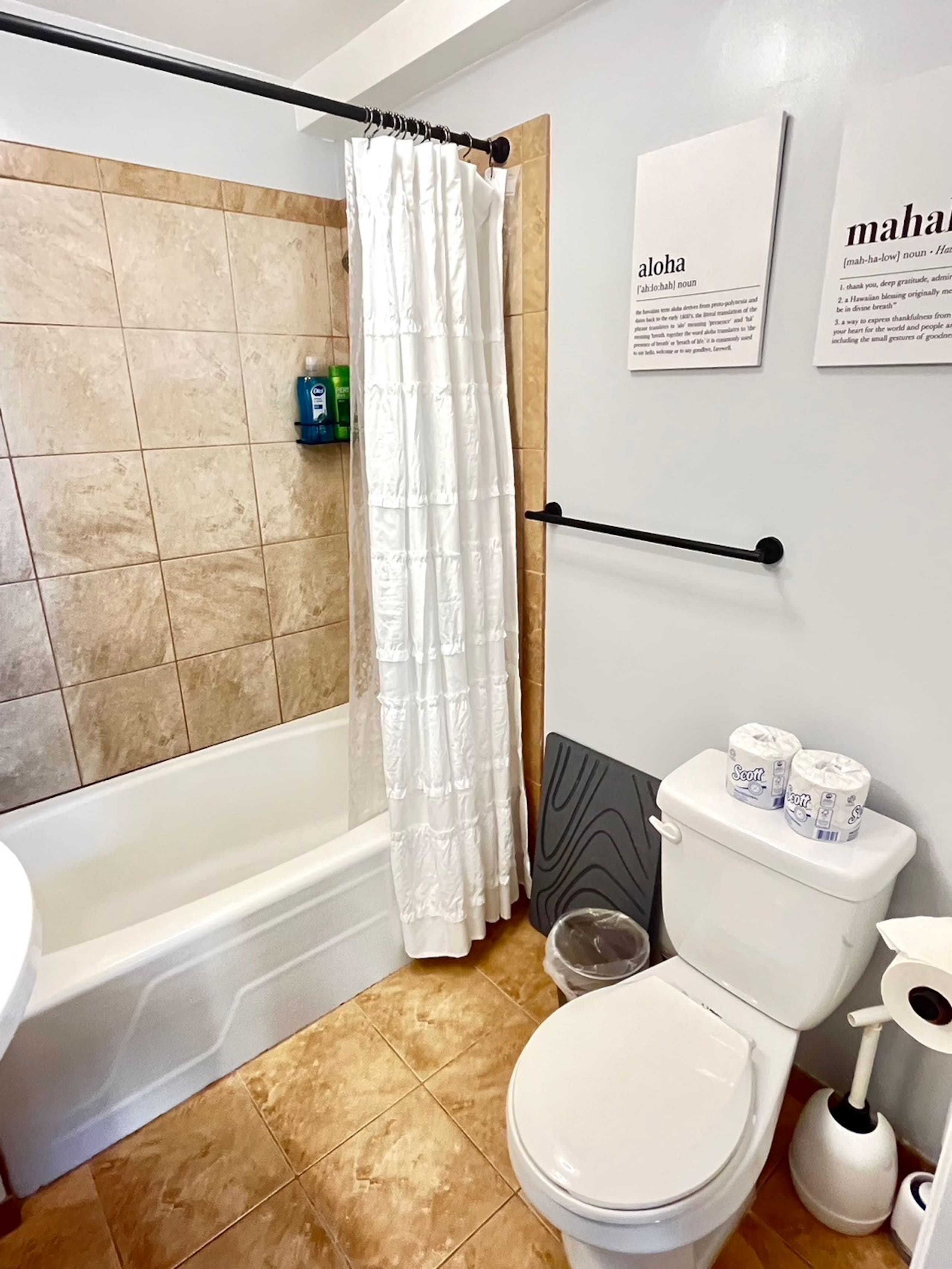 Condo in Honolulu · ★4.7 · Studio · 1 bed · 1 private bath - Image 16