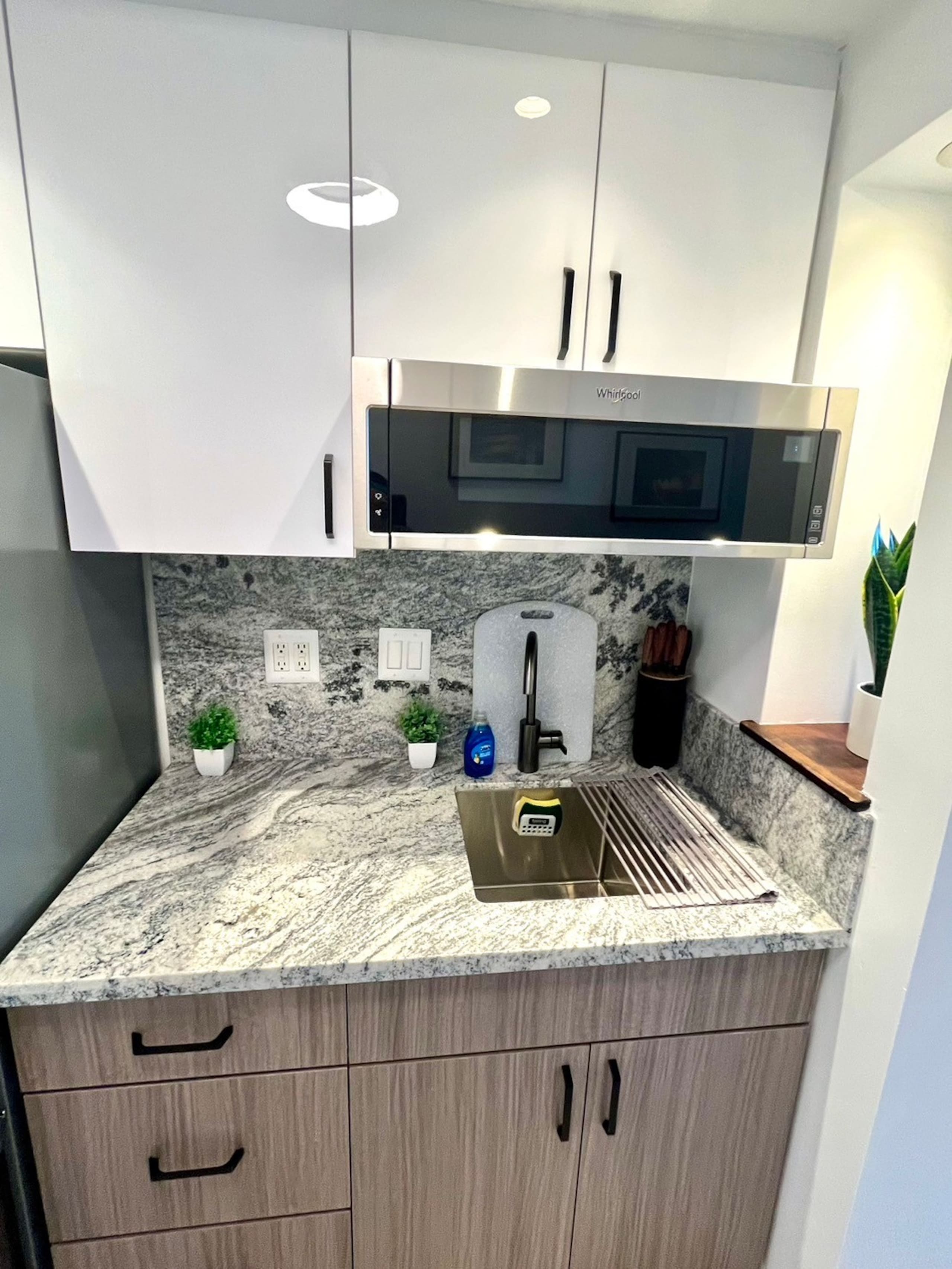 Condo in Honolulu · ★4.57 · Studio · 1 bed · 1 private bath - Image 6