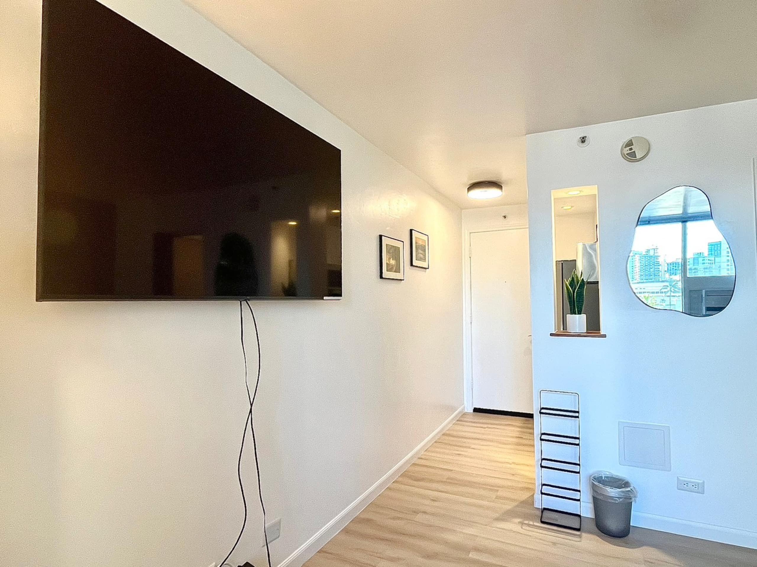 Condo in Honolulu · ★4.57 · Studio · 1 bed · 1 private bath - Image 13