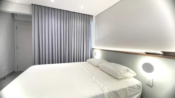 Hii ni Suite, mazingira ambayo hutoa starehe na uchangamfu. Ina pazia la kitani na rangi nyeusi, taa za Led kwenye rafu, sconces za kibinafsi, kitanda cha sanduku la Queen la majira ya kuchipua na sehemu ya juu ya mto na kiyoyozi. Yote ni mapya!