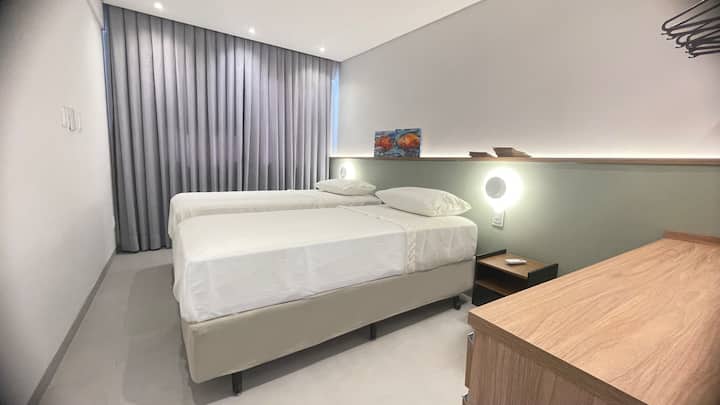 Chumba cha Kijamii kina pazia zuri, vitanda viwili vya mtu mmoja vilivyo na chemchemi zilizo na mifuko na sehemu ya juu ya mto, hivyo kutoa ubora na starehe kwa usingizi wako. Vitanda hivi viwili vinageuka kuwa kitanda aina ya King. Kila kitu hapa ni kipya kabisa!!!