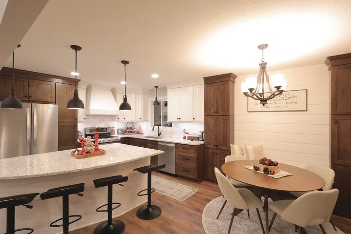 2 King Bed | Fireplace | Disney+ gallery image 3