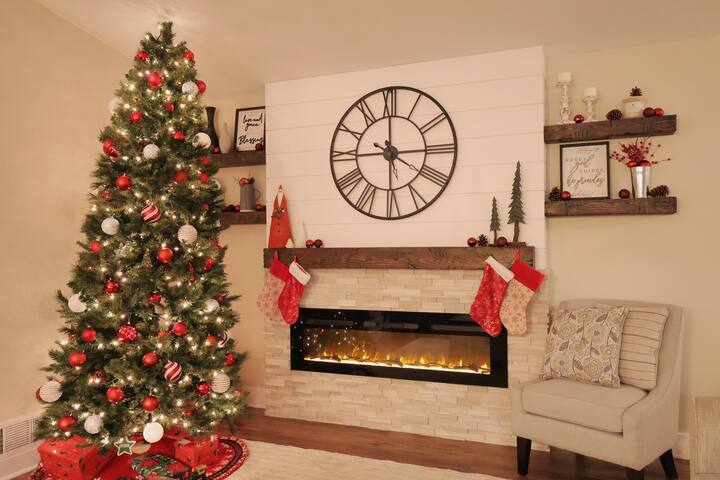 2 King Bed | Fireplace | Disney+ gallery image 4