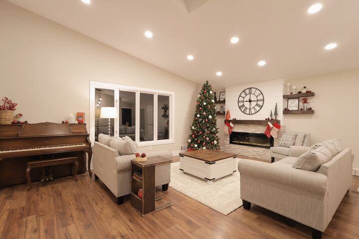 2 King Bed | Fireplace | Disney+ gallery image 5