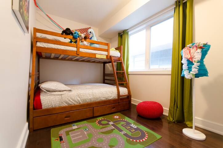 Executive downtown townhouse gallery image 5