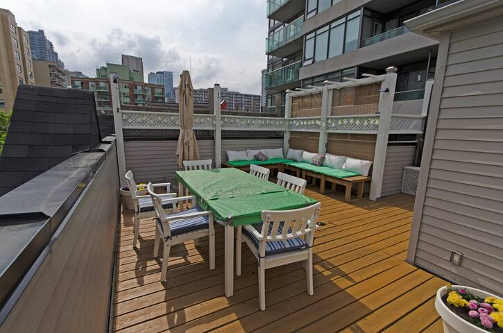 Executive downtown townhouse gallery image 2