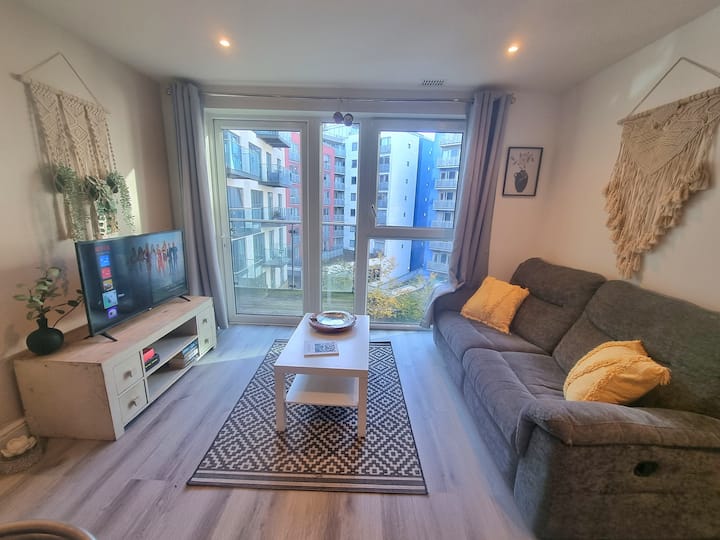 2-bed Greenwich Flat + Balcony & Lift - London City Airport (LCY)
