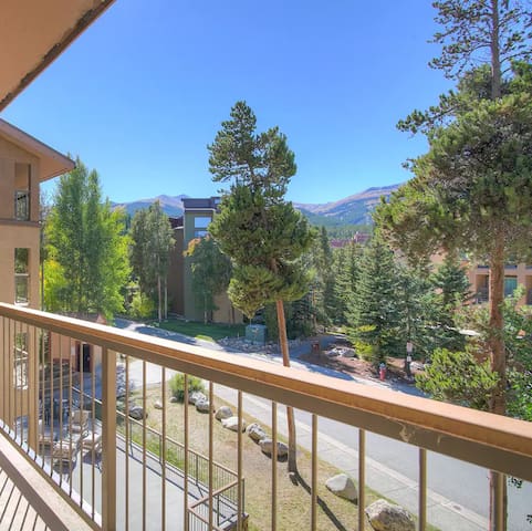 Mountainwood Manor - Steps to ski lift & Main St!