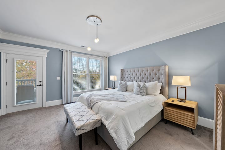 جناح رئيسي أكبر ويحتوي على سرير كينج مريح وتلفزيون 43بوصة وخزانات منزلقة مزدوجة وستائر تعتيم وإمكانية الوصول إلى شرفة خاصة. 