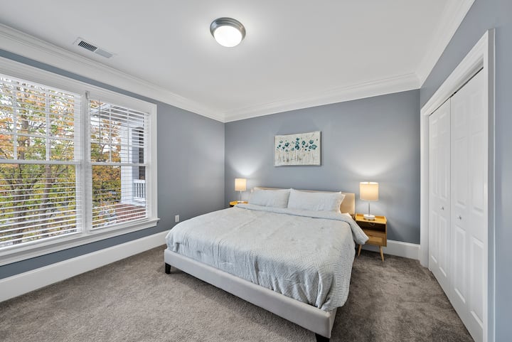 تحتوي غرفة النوم الثانوية هذه على سرير كينج وخزانة ملابس وخزانة ملابس وتلفزيون 43بوصة.