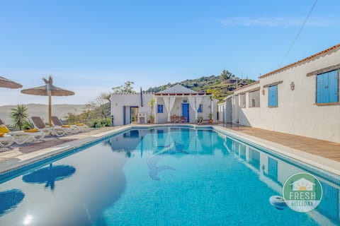 Rustic 3BR Retreat with Large Pool and Views