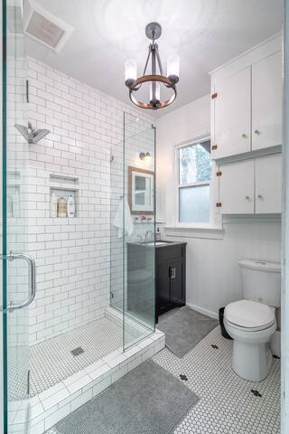 Enchanting Old Portland Home – 92 WalkScore gallery image 5