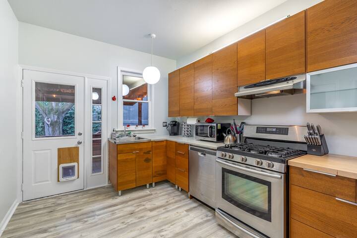 Enchanting Old Portland Home – 92 WalkScore gallery image 3