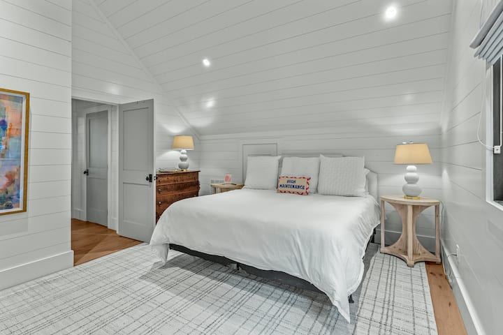 ห้องนอนหลักชั้นบนพร้อมเตียงคิงไซส์ตู้ลิ้นชักพร้อมทีวีติดตั้ง  ยังมีตู้เสื้อผ้าแบบวอล์คอินขนาดใหญ่ที่ไม่ได้แสดงไว้ที่นี่