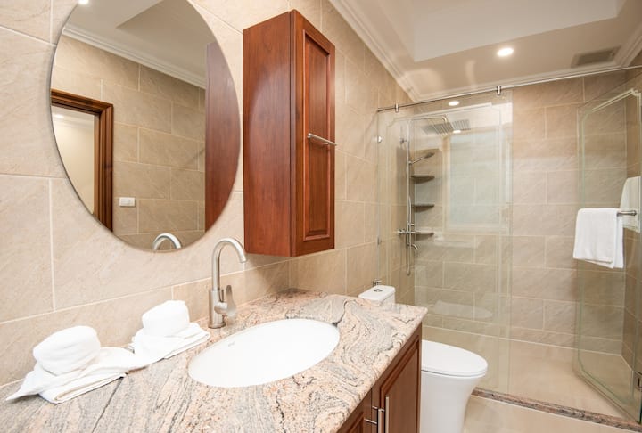 Full bathroom 1 image 1