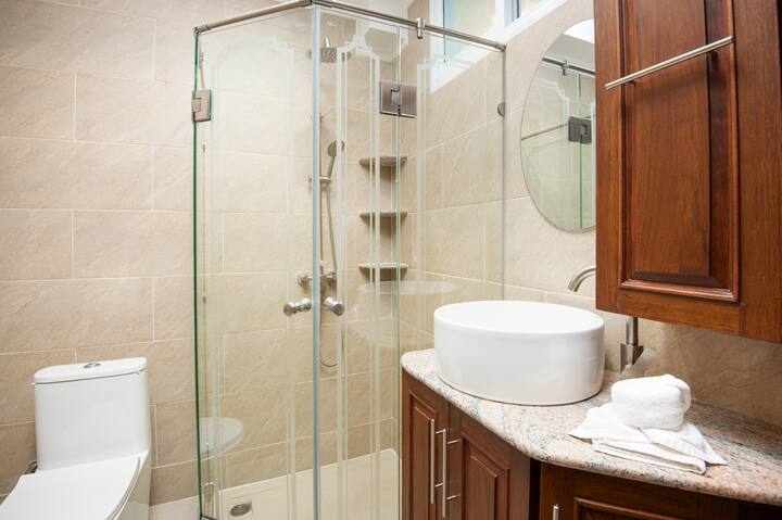 Full bathroom 6 image 1