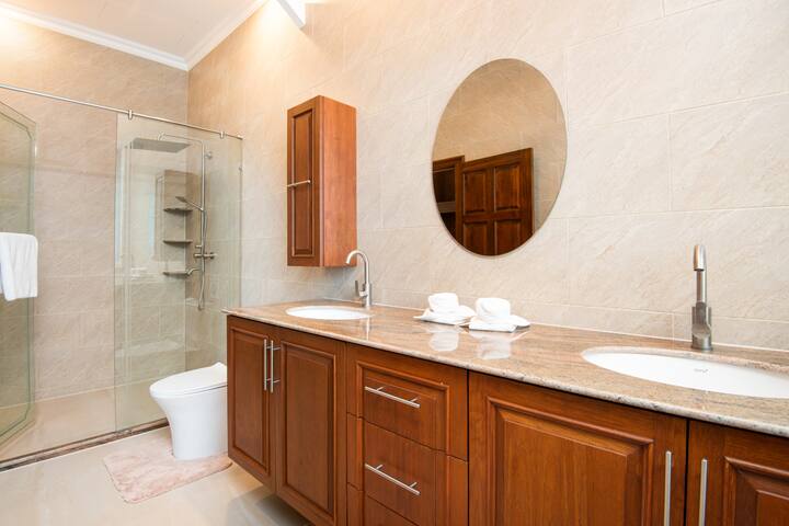 Full bathroom 7 image 1