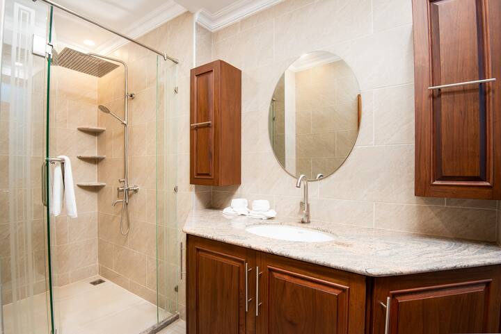 Full bathroom 1 image 2