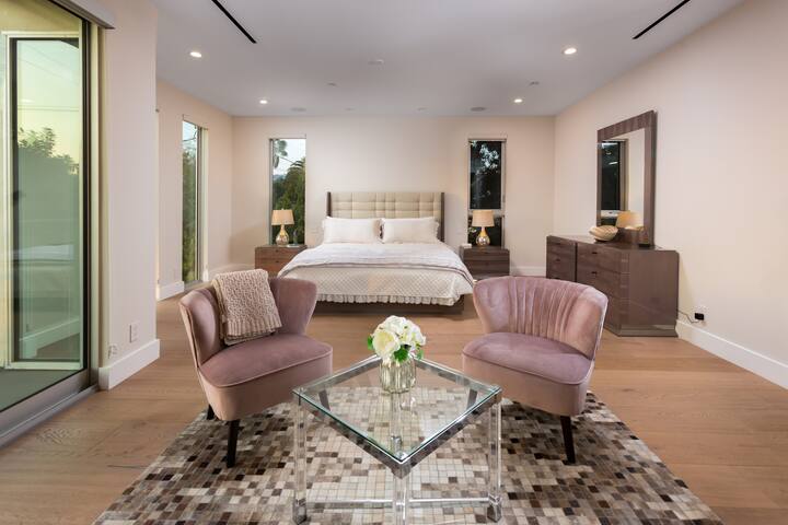 Luxury vila in central LA gallery image 4