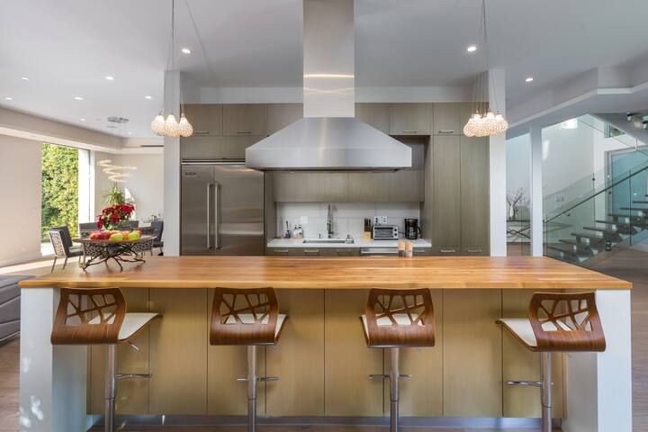 Luxury vila in central LA gallery image 5