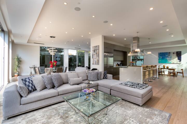 Luxury vila in central LA gallery image 3