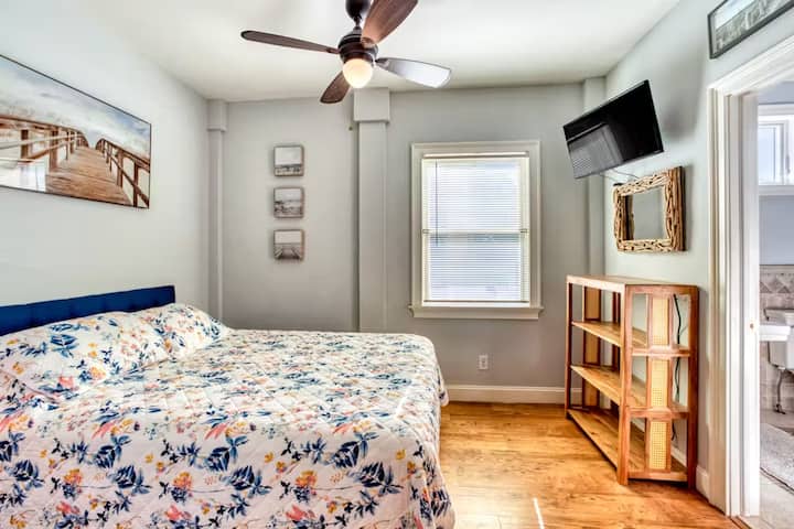 Sleep Like Royalty: Spacious Queen Bed with Fluffy Pillows!