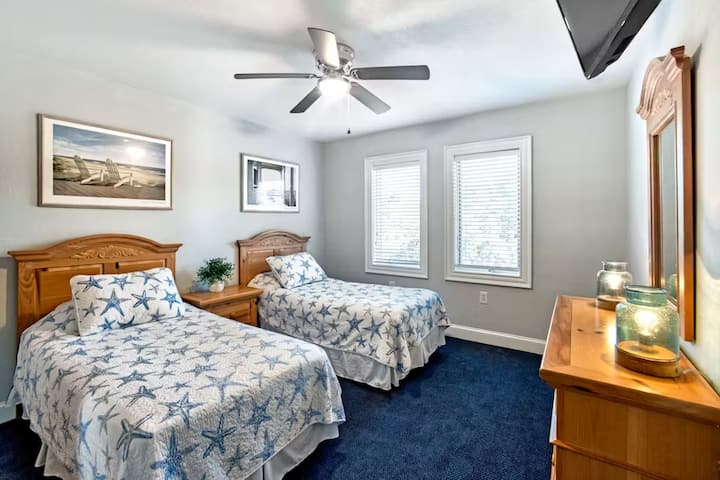  Dream Easy: Twin Beds with Fluffy Pillows & Fresh Linens!