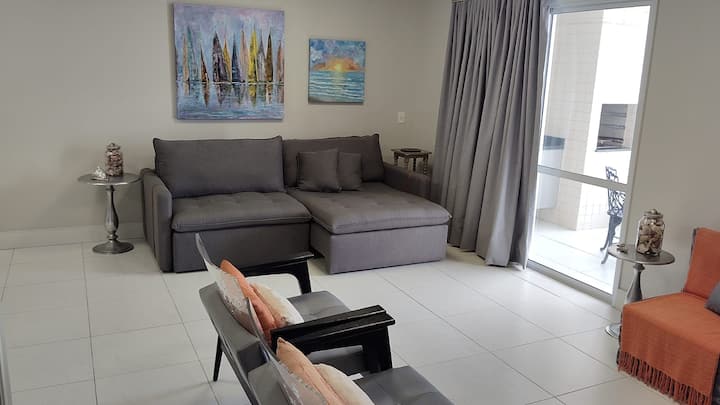 Sofa ya starehe na ya kisasa iliyo wazi inachukua uwiano wa Kitanda cha Malkia. Karibu na mlango wa Roshani pana ya Gourmet iliyo na BBQ. 