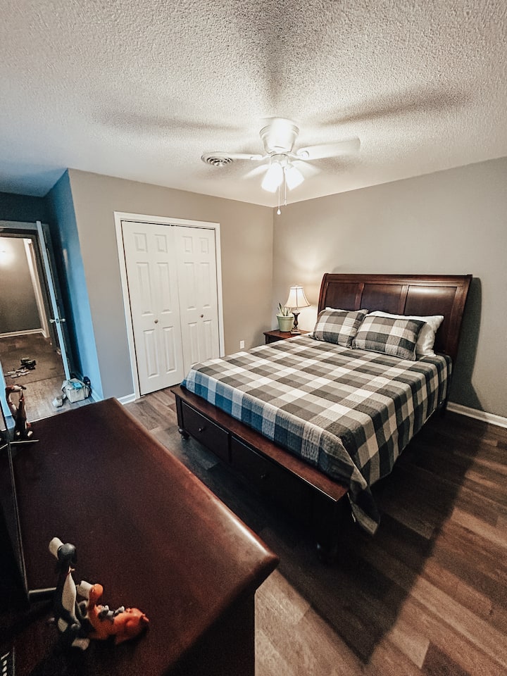 Kitanda aina ya Queen kilicho na televisheni.  