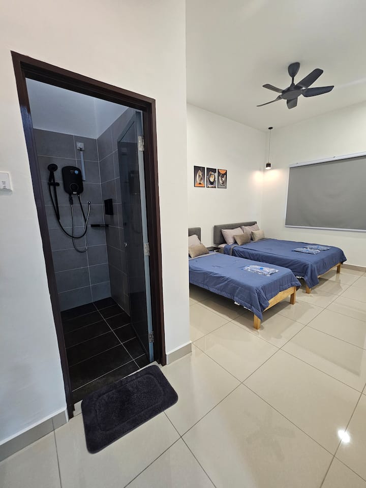 ห้องนอนใหญ่พร้อมเตียงเดี่ยว 1 หลังและเตียงคู่ 1 หลังพร้อมห้องน้ำส่วนตัว