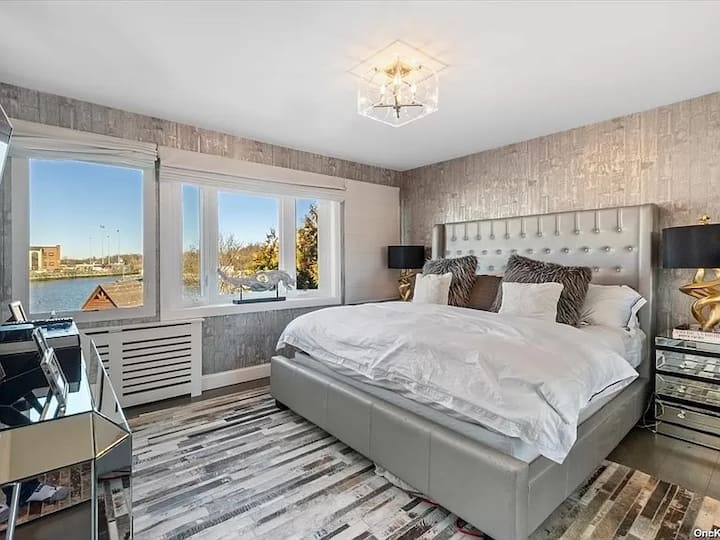 นี่คือห้องนอนใหญ่พร้อมเตียงคิงไซส์ เหมาะสำหรับผู้ใหญ่ 2 คนและเด็กเล็ก (ฉันจะบอกว่าเรานอนกับเด็กเล็กของเราค่อนข้างสบาย) ถ้าจำเป็นฉันสามารถจัดหาเตียงเป่าลมด้านหน้าสำหรับเด็กเพิ่มเติม (ห้องเด็ก 2 ห้องอยู่ฝั่งตรงข้ามห้องนี้)