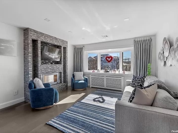 นี่คือห้องนั่งเล่น มีแสงสว่างเตาผิงและทีวีมากมาย หากจำเป็นผู้เข้าพัก 1 คนสามารถใช้โซฟานอนได้ เมื่อถอดหมอนออกจากเตียงเดี่ยวที่สวยงามและสะดวกสบาย