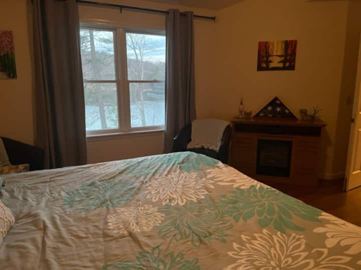 kamin i pogled na jezero iz glavnog apartmana