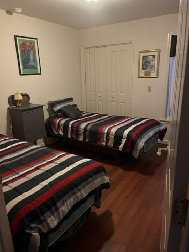 2 kreveta za 1 osobu u maloj spavaćoj sobi