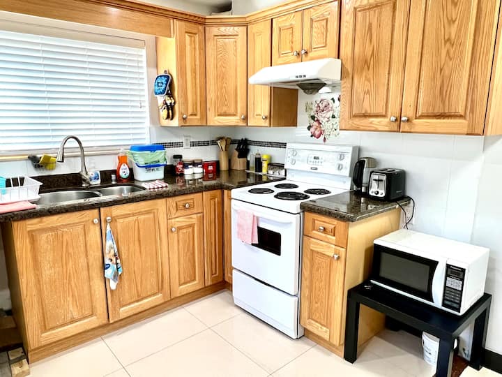 Cozy 2-bedroom Guesthouse In A Convenient Location - Vancouver