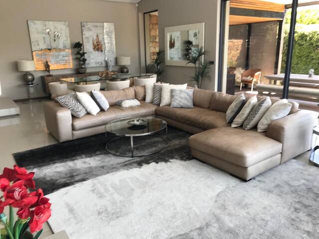 Estate Living at its Best! gallery image 2