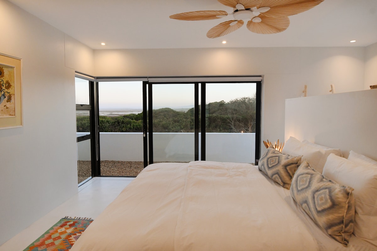 إطلالة جميلة على الملوحة. استرخ أو اقرأ أو استرح واستمع إلى جنة الطيور التي تغني. 