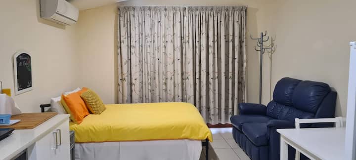 ห้องนอน 1 มีเครื่องปรับอากาศแบบย้อนกลับห้องครัวขนาดเล็กและห้องน้ำในตัว  ทางเข้าส่วนตัวทั้งหมดผ่านลานบ้าน  