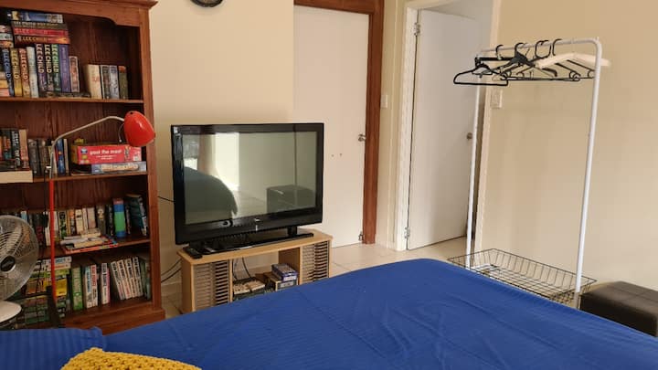 ทีวี 2 เครื่องในแต่ละห้องมีเน็ตฟลิกให้บริการ  