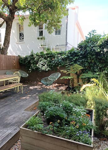 Sunny Garden Apartment gallery image 2