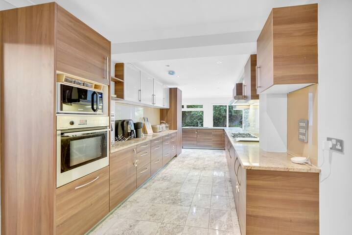 Luxury 5 BED – Wembley | Gym gallery image 5