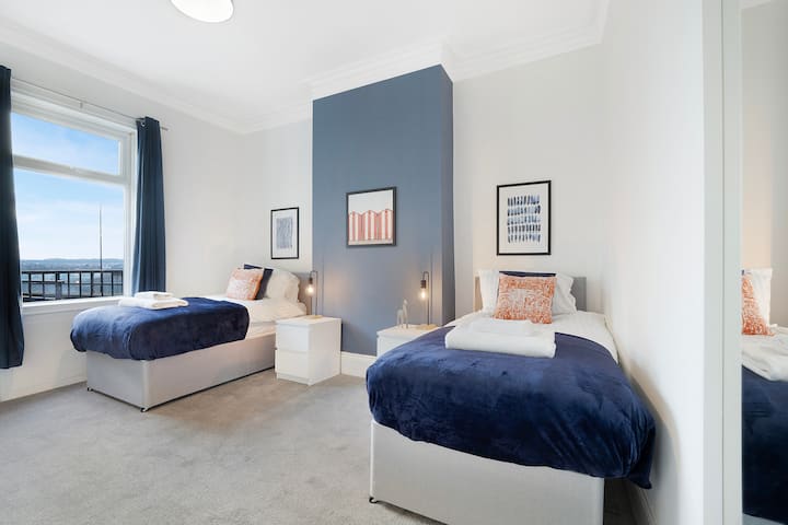 Spavaća soba 2 nudi fleksibilnost i udobnost uz udobna dva kreveta za jednu osobu, što jamči miran odmor za miran san.