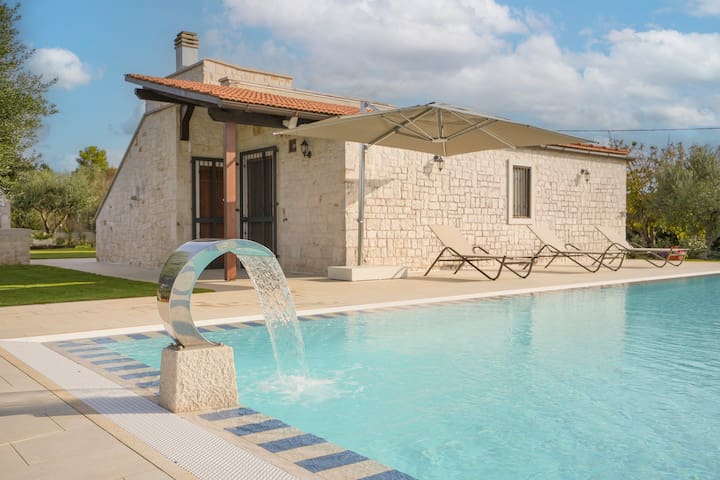 Gorgeous Countryside Villa with Infinity Pool gallery image 4