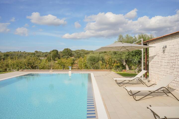 Gorgeous Countryside Villa with Infinity Pool gallery image 3
